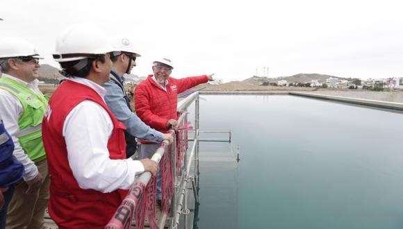 El ministro Javier Piqué supervisó construcción de la planta desalinadora, en Santa María del Mar. (Foto: Difusión)