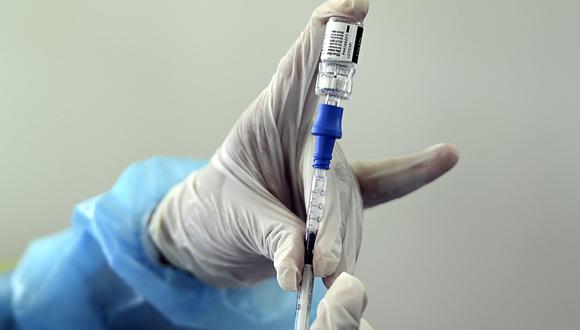 Avanza en el Congreso proyecto para que empresas privadas vacunen contra el COVID-19. (Foto: AFP)