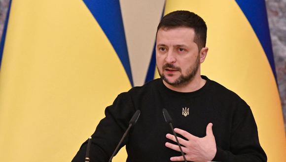 El presidente de Ucrania, Volodymyr Zelensky, habla durante una conferencia de prensa conjunta con el presidente de la República Checa, Petr Pavel y la presidenta de Eslovaquia, Zuzana Caputova, luego de su reunión en Kiev, el 28 de abril de 2023, en medio de la invasión rusa de Ucrania. (Foto de Genya SAVILOV / AFP)