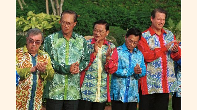 En 1998, en Malasia, la primera ministra de Nueva Zelanda lució el tradicional atuendo femenino 'baju kebaya', mientras que sus compañeros de foto vistieron camisas 'batik', un clásico del sudeste asiático.