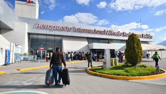 El Aeropuerto Alfredo Rodríguez Ballón de Arequipa volverá a operar este jueves 26 de enero si se garantiza la seguridad ante la convulsión social en la región por las movilizaciones. Foto: Diego Ramos / archivo AFP