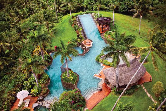 FOTO 8 | Hilltop Villa, Laucala Island (Islas Fiji)
Nunca estarás más cerca de vivir como un dios que en Laucala Island, una isla privada con 25 exclusivas villas -algunas enclavadas sobre el mar, otras con playa también privada- situadas en el norte de las más exclusivas todavía Islas Fiji. Allí, lo más de lo más es alojarse en la Hilltop Villa, situada al final de una carretera protegida por montañas y provista de 16.000 metros cuadrados para solazarte a voluntad. Invita a tus amigos, porque el lugar tiene tres casas separadas: Delana, la principal, con biblioteca, piscina con cascada y baño de agua caliente y habitación con vestidor; Dua, donde pueden alojarse dos personas y Rua, una casa de invitados que cuenta con salón y otra gran piscina. También hay cocina, claro, donde el chef del hotel cocinará para vosotros... eso sí, siempre que hayáis conseguido la aprobación del propietario de Red Bull, Dietrich Mateshitz, pues el ideólogo de este oasis de paz debe dar el visto bueno a quienes se alojen en su mejor suite, previo pago de 36.500 euros.