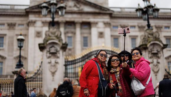 Turistas fuera del palacio de Buckingham. (Foto: EFE)
