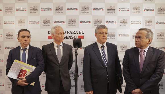 Aldo Vásquez, vicepresidente de la JNJ, junto a Antonio de la Haza, presidente de la junta, y sus abogados. (Foto: Andina)