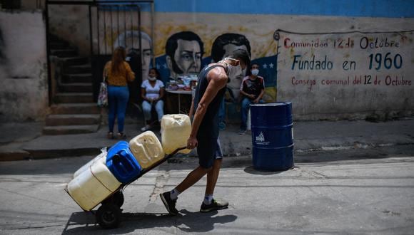 La caída de las remesas puede estar por el orden del 40%, dependiendo de la evolución de la pandemia, comenta Asdrúbal Oliveros, director de Ecoanalítica. (Foto: AFP).