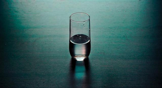 FOTO 2 | 1. Mantente hidratado (1 minuto) Incluso si tu cerebro parece estar gritando por un café tan pronto como abres los ojos, lo que tu mente y cuerpo realmente necesitan es algo bueno y básico. El agua hace maravillas para la salud y el bienestar. Un cuerpo adulto está compuesto por alrededor de 55 a 60 por ciento de agua, por lo que asegurarse de obtener lo suficiente es absolutamente vital para garantizar que tu mente y cuerpo funcionen correctamente. A primera hora de la mañana, estarás á un poco deshidratado porque no has bebido nada durante ocho horas. (Foto: Joseph Greve vía Unsplash)