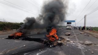 Manifestantes bloquean kilómetros 245, 290 y 299 de la Panamericana Sur 