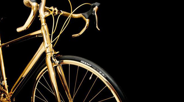 Las únicas partes no doradas de la bicicleta son el asiento, cubierto en suave gamuza San Marco, y las llantas de carreras SR4, aunque estos elementos son igualmente de alta gama. (Foto: Mega Ricos)