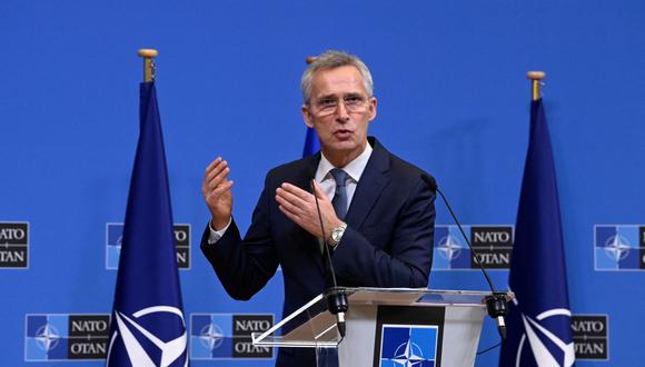 El secretario general de la OTAN, Jens Stoltenberg (centro), da una conferencia de prensa después de firmar una declaración conjunta de cooperación entre la UE y la OTAN en Bruselas el 10 de enero de 2023. (Foto de John THYS / AFP)