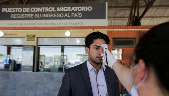 Imagen de archivo de un trabajador de la salud tomando la temperatura de un hombre en el paso fronterizo de Puerto Falcón, Paraguay, Marzo 11, 2020. REUTERS/Jorge Adorno