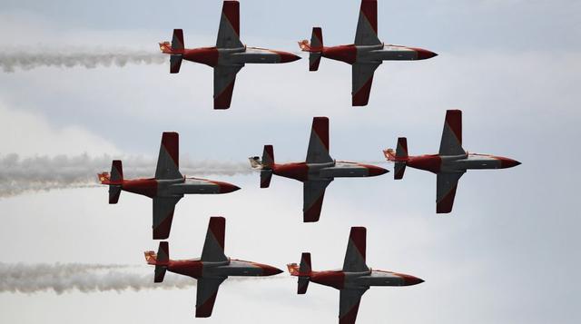 Hoy domingo se tuvieron casi cinco horas de espectaculares exhibiciones aéreas con aviones de combate, históricos, civiles y helicópteros.