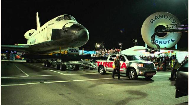 Un Endeavour por las calles de Los Ángeles A veces, basta con un Toyota Tundra y un buen remolque para transportar un gigante del tamaño del Endeavour. El de la imagen tardó tres días en recorrer los 18 kilómetros que separaban el aeropuerto de LAX del Mu