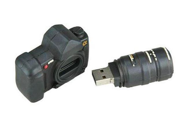 Memoria USB en forma de cámara: Si la fotografía es una de sus pasiones, ¿qué mejor que hacerle un guiño con una memoria USB en forma de cámara réflex? Tiene una capacidad de 8 GB ¿Su precio? 3,24 euros (US$ 4) (Foto: eBay)