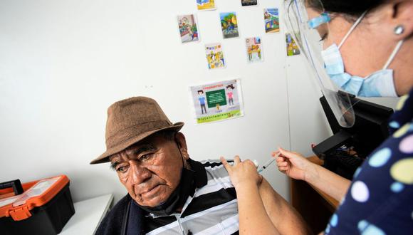 Un trabajador de la salud administra la vacuna Sinovac de China contra la enfermedad del coronavirus a Jorge Catrileo, en Lloncao, Chile. (REUTERS/Jose Luis Saavedra).