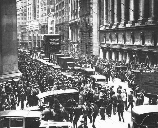 FOTO 1 | - 28 octubre de 1929: Jueves negro, el índice cae un 13%. (Foto: historia.com)