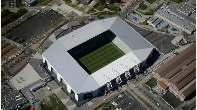 Stade Geoffroy-Guichard (Saint-Etienne) Capacidad: 42,000 plazas. El estadio, inaugurado en 1931, está operativo en su configuración Eurocopa desde diciembre del 2014, después de soportar trabajos de modernización. Sus plazas son con asientos cubiertos, l
