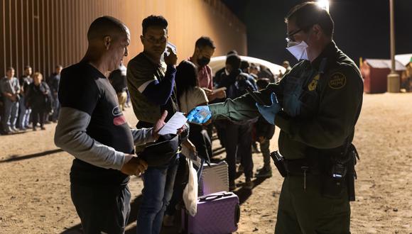 YUMA, ARIZONA - SEPTEMBER 26: Immigrants seeking asylum in the United States are processed by U.S. Border Patrol agents after crossing into Arizona from Mexico on September 26, 2022 near Yuma, Arizona. They had passed through a 5-mile gap in the border fence at the Cocopah Indian Reservation. During the Trump administration the tribe resisted federal efforts to build the border wall through their lands, which lie adjacent to the Colorado River. (Photo by John Moore/Getty Images)