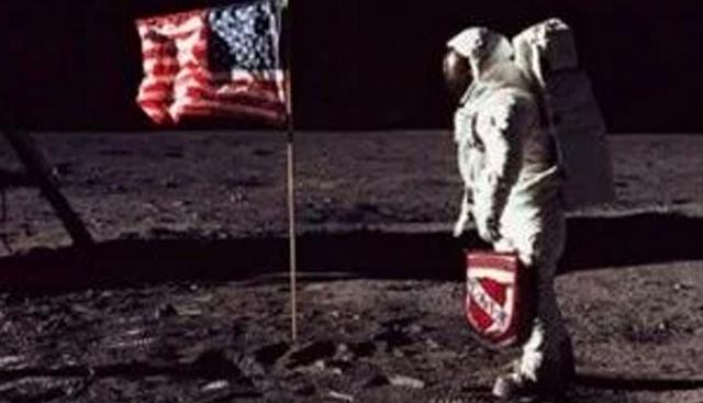 FOTO 10 | ¿Viajó a la Luna un banderín del Independiente de Argentina? Boris Lisnovsky, extesorero y exvicepresidente de este club de fútbol dice que sí. La prensa argentina cuenta que todo partió de una idea magistral de Héctor Rodríguez, por entonces secretario de Cultura y de Relaciones Públicas del club de Avellaneda, quien propuso convertir a los tres astronautas en socios honorarios. Después, se les mandó un banderín y equipamiento. (Foto: NASA)