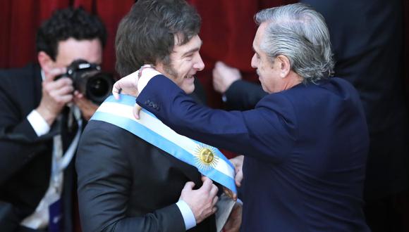 El presidente entrante de Argentina, Javier Milei, recibe la banda presidencial del presidente saliente, Alberto Fernández, durante su ceremonia de toma de posesión en el Congreso. (EFE/ Demian Alday Estevez).