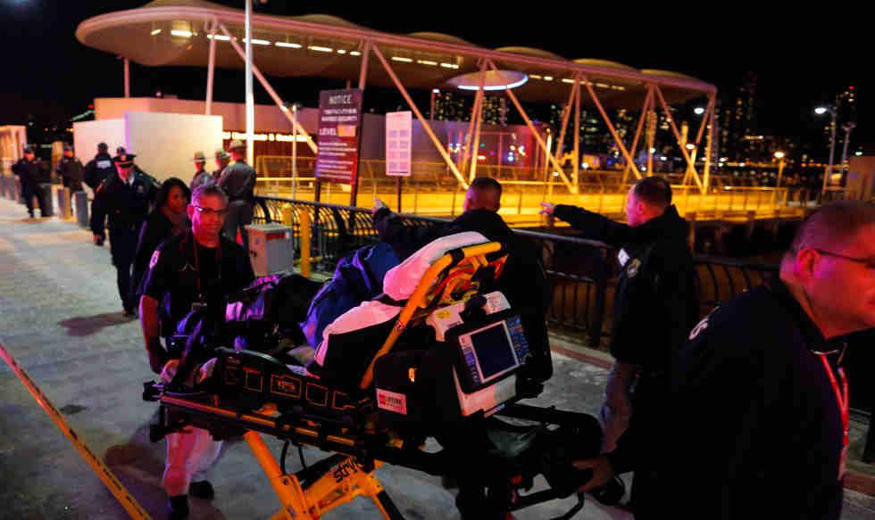 Cinco personas murieron después de que el helicóptero en el que viajaban se estrellara en el río Este de la ciudad de Nueva York. (Foto: AFP)