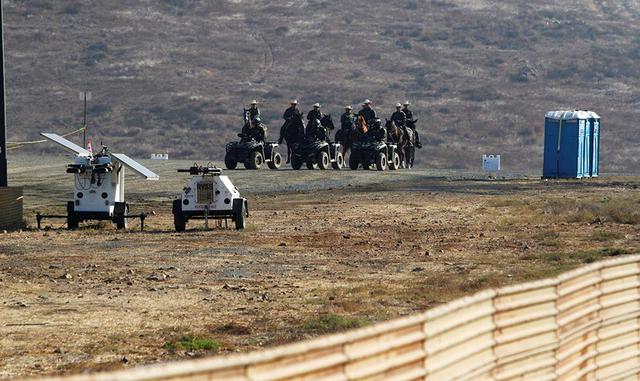 FOTO 8 | Transitan diariamente toneladas de mercancías comerciales 80% de las exportaciones mexicanas van a Estados Unidos y personas que viven y trabajan en ciudades limítrofes, pero también drogas, armas e indocumentados. (FOTO: Reuters)