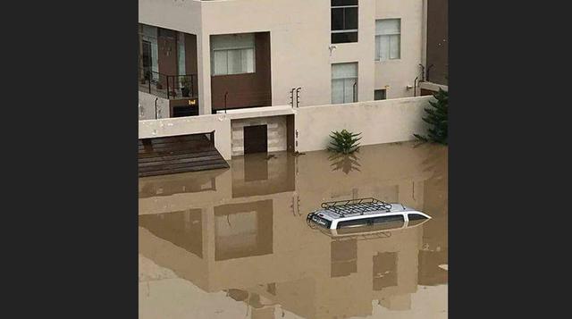 Estos autos casi desaparecen cubiertos por la inundación de la ciudad. (Foto: @karinanovoal)