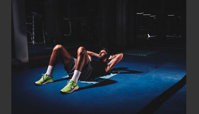 FOTO 6 | 3. Enfócate en el hábito primero y en los resultados después. Una forma de hacer esto es estableciendo un límite superior en tu comportamiento. Un miembro de nuestra comunidad, Mitch, se puso una regla a sí mismo en la que no podía quedarse en el gimnasio por más de cinco minutos en un principio. Tenía que ir todos los días, pero no podía quedarse más de seis minutos. Estaba enfocado en tener el hábito de no faltar. Después de hacer eso por uno o dos meses, había establecido una rutina de ir al gimnasio y comenzó a enfocarse en hacer cosas más difíciles. Hasta el día de hoy, Mitch ha bajado 45 kilos (resultado no sólo de ejercicio, sino también de dieta y cambios en su vida).

Una vez que tengas el hábito del ejercicio, encontrarás miles de formas para mejorar. Sin el hábito toda estrategia es inútil. (Foto: Freepik)