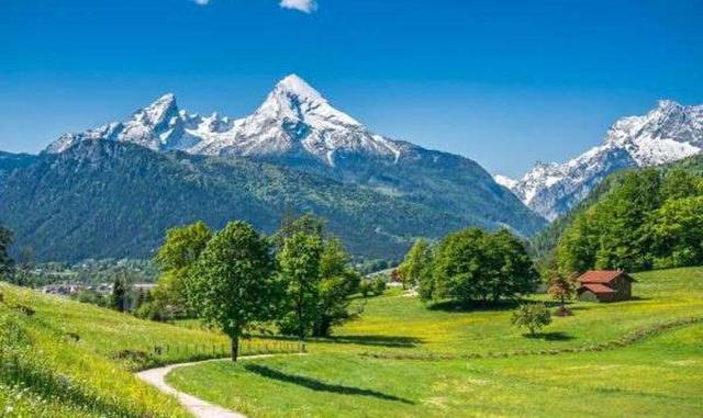 AUSTRIA. Austria, el país centroeuropeo que no cuenta con salida al mar, tiene algo para cada tipo de viajero. Sus montañas son simplemente impresionantes y cuenta con los Alpes suizos como lugar en el que gastar parte del presupuesto vacacional; Viena (l