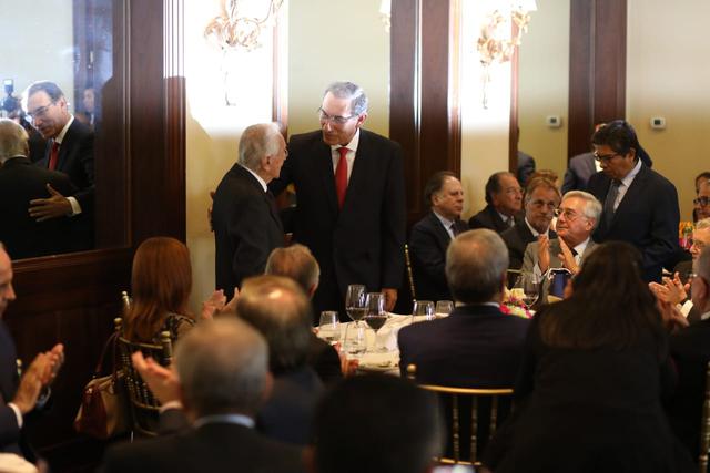 El también ex alcalde de Lima estuvo acompañado del presidente Martín Vizcarra, la vicepresidenta Mercedes Araoz y distintas personalidades políticas. (Foto: Juan Ponce / GEC)