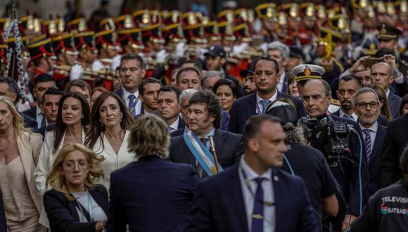 Javier Milei, presidente de Argentina, centro, llega con Victoria Villarruel, vicepresidenta de Argentina, tercera a la izquierda, para una ceremonia interreligiosa en la Catedral Metropolitana de Buenos Aires, Argentina, el domingo 10 de diciembre.