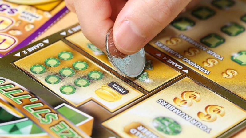 FOTO 1 | Boletos de lotería. Si realmente quieres hacerte rico, no juegues a la lotería. Esta es una forma segura de quemar dinero rápido y los hábitos de los millonarios simplemente no incluyen una parada semanal en la tienda de conveniencia para comprar lotería. Tu oportunidad de ganar el Premio Mayor es de aproximadamente una en 292 millones. Esas estadísticas no están a tu favor.

Echa un vistazo a las matemáticas: un cachito de lotería cuesta 25 pesos para el Sorteo Mayor semanal de la Lotería Nacional. Puede que no parezca mucho, pero si juegas dos veces a la semana durante un año y compras dos cachitos a la vez, habrás tirado más de 5,200 pesos por el desagüe.

No desperdicies tu dinero duramente ganado en el azar cuando puedes ponerlo a trabajar en objetivos de creación de riqueza, como tu jubilación o una colegiatura universitaria. Si inviertes los mismos 5,200 pesos cada año a una tasa de retorno del 5 por ciento, y en 30 años tendrá 78,000 pesos más.