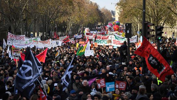 Protestas en París como parte de la huelga masiva contra los planes del gobierno para reformar el sistema de pensiones. (Foto: AFP)