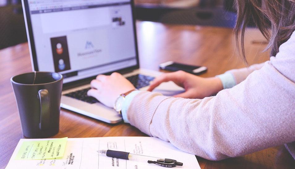 FOTO 4 | 4. Asistente virtual. Si todo esto de construir y vender no es algo que estés buscando hacer, no temas: hay otras opciones.

Si tu zona de genio está centrada en la ejecución y eres un emprendedor, puedes convertirse en un asistente virtual.

Tus tareas allí serán notablemente similares a las de un asistente personal, pero orientado a los deberes en línea. Por ejemplo, si un ejecutivo de internet necesita que alguien publique todo el contenido de redes sociales que ha creado, y no quieres contratar a un empleado de tiempo completo, un asistente virtual sería la primera persona en consultar para obtener ayuda. (Foto: Pixabay)