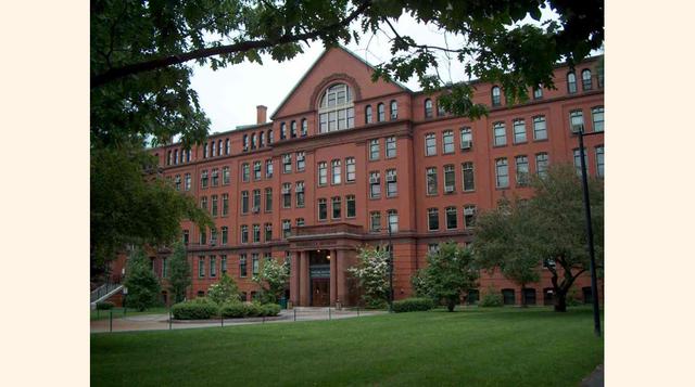 Un año de pensión en Harvard (1957). Hoy estudiar en esta universidad le cuesta US$ 45,278, mientras que en año académico de 1957-1958 el precio era de US$ 1,000 después de subir desde US$ 600 que valía en 1954. (Foto: tramitemexico)
