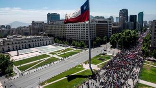 Cambiar la Constitución heredada de Pinochet surge como opción para desactivar crisis en Chile