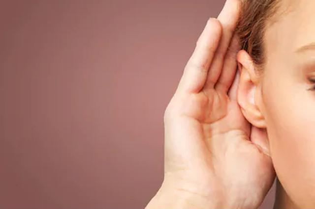 3. Aprende a escuchar sin juzgar. En la mayoría de empresas hay gente tóxica, trabajadores instalados en la crítica y el pesimismo que lo ven todo con un filtro de negatividad. Para ellos quizás ya sea tarde porque se han acostumbrado a juzgar a todo aquel que escuchan, pero tú deberías evitar caer en esa trampa. (Foto: Shutterstock)