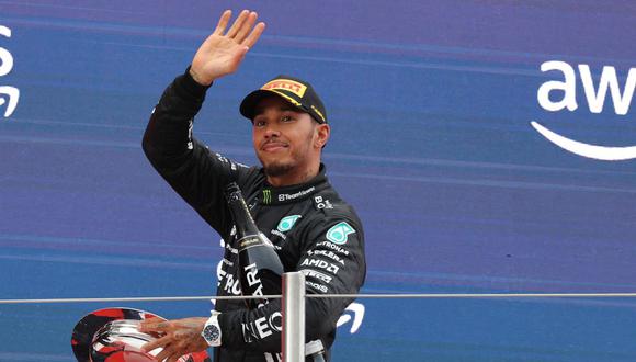 El piloto británico de Mercedes, Lewis Hamilton, celebra su segundo lugar en el podio después de la carrera del Gran Premio de España de Fórmula Uno en el Circuito de Cataluña el 4 de junio de 2023 en Montmeló, en las afueras de Barcelona. (Foto de Lluis Gene / AFP)