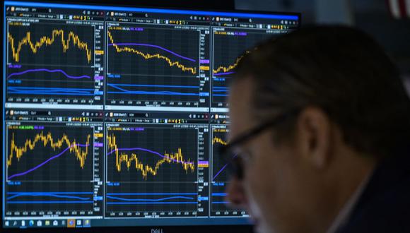 El S&P 500, principal referente de la Bolsa de Nueva York, subió 1.41% ayer y recortó las pérdidas que acumula en el año.  (Foto de ANGELA WEISS / AFP)