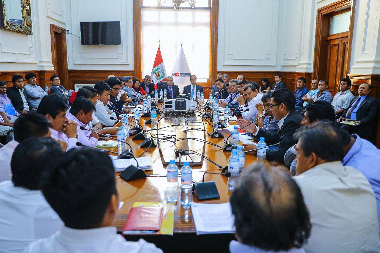 Primer ministro César Villanueva y ministro de Energía y Minas, Francisco Ísmodes, se reúnen con los pescadores artesanales del norte del país. (Foto: Difusión)