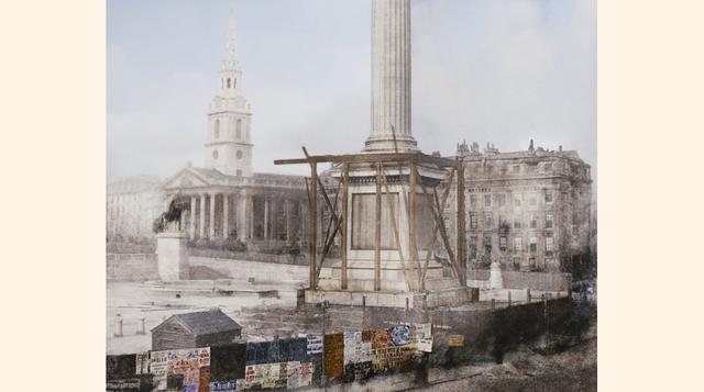 “Tomada en los comienzos de la tecnología fotográfica, el proceso resultante le da a la imagen un aspecto fantasmagórico, ya que la exposición extendida difumina a la gente que caminar por el Trafalgar Square. Los colores fuertes que aparecen en las publi