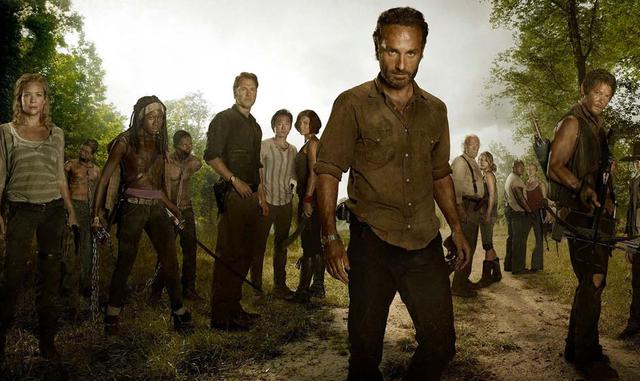 FOTO 4 | 4. La sala de juntas de la producción es un pequeño cine con una mesa de conferencias al frente. En las paredes de la sala hay fotos de los actores cuyos personajes han muerto. La colección, apodada “Nuestra Gran Muerte”, ocupa ya dos paredes. Cu