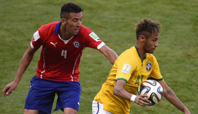 Mauricio Isla |Por lo general, Jorge Sampaoli siempre envía por la banda derecha al corajudo Mauricio Isla. Este jugador defiende los colores del Queens Park Rangers, equipo que cotiza su carta pase en más de 10 millones de dólares. (AFP)