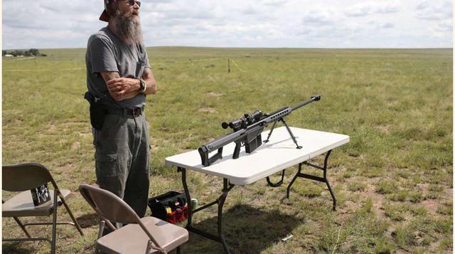 FOTO 6 | Un miembro de los grupos que se autodefinen como "patriotas" se prepara para disparar un rifle del calibre 50.