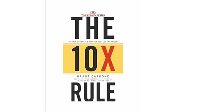 "La regla 10X: la única diferencia entre éxito y fracaso" de Grant Cardone. En este libro, Grant Cardone analiza el principio de "acción masiva", para que pueda crear nuevos estándares para usted y su equipo, y mejorar la ética en el t