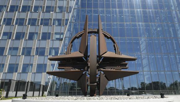 El símbolo de la Organización del Tratado del Atlántico Norte (OTAN o NATO, por sus siglas en inglés) en la entrada de la sede del organismo en Bruselas. (Foto: John Thys/AFP)