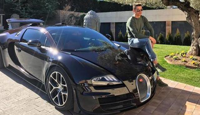 FOTO 6 | Bugatti Veyron Grand Sport Vitesse 16.4. Desde que Volkswaggen absorbiera Bugatti éste fue el primer coche capaz de callar a sus detractores. Se trata de un superdeportivo de motor central.

Cristiano Ronaldo, gran aficionado de la marca, acudió al concesionario a probarlo y se inclinó por una versión en gris, aunque finalmente se lo compró en negro.