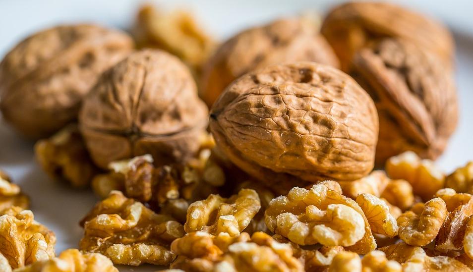 FOTO 1 | Nueces. Las nueces contienen melatonina, la hormona que te hace sentir sueño. “Tu cuerpo produce melatonina cuando comienza a oscurecer, pero comer alimentos con melatonina también podría ayudarlo a sentirse más sedado”, explicó el Dr. W. Christopher Winter, asesor de sueño y autor de The Sleep Solution.