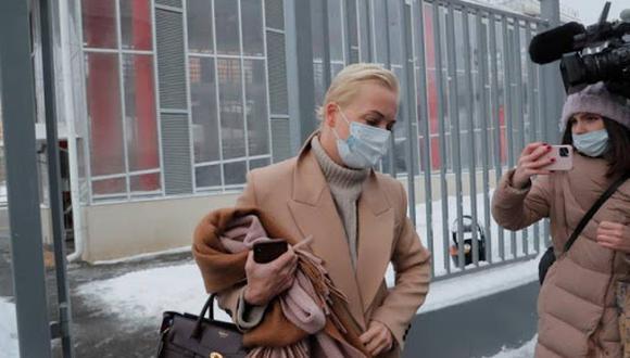 La mujer de Navalni, Yulia, que también había sido detenida el domingo, fue multada con 20,000 rublos (220 euros o US$ 265) por participar en las protestas para exigir la liberación de su marido, en prisión desde su regreso de Alemania, donde se recuperó del envenenamiento que sufrió el año pasado. (Foto: EFE/EPA/MAXIM SHIPENKOV)