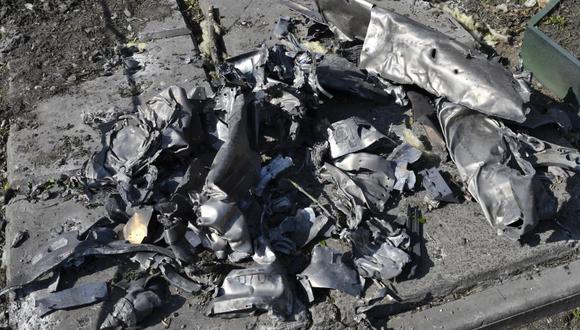 Partes de un misil, en el suelo tras ser recopiladas de un edificios de apartamentos destruido en un ataque nocturno en Kramatorsk, Ucrania, el 5 de mayo de 2022. (Foto: AP Foto/Andriy Andriyenko)(Andriy Andriyenko / Associated Press)