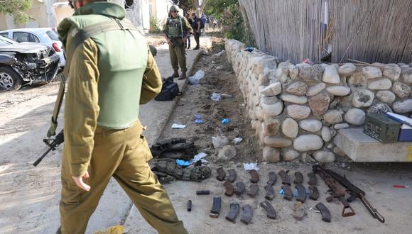 Armas pertenecientes a militantes de Hamás yacen en el suelo en el kibutz Kfar Aza, Israel, el 15 de octubre de 2023. (Foto de EFE/EPA/ABIR SULTAN)